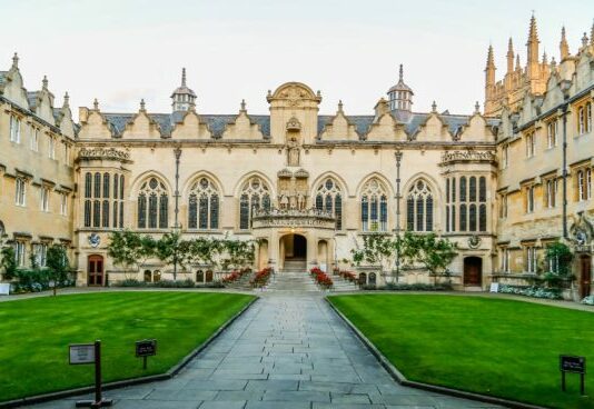 «Las 10 mejores universidades del mundo. La de Oxford es una de las universidades más prestigiosas del mundo».