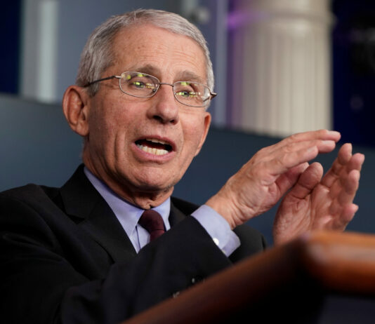 Estadounidenses usarán mascarillas «posiblemente» hasta 2022 para protegerse contra el covid-19, dice Fauci