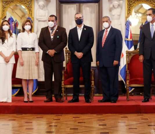 Comisión Nacional recibe Medalla de Oro Premio Nacional de Energía