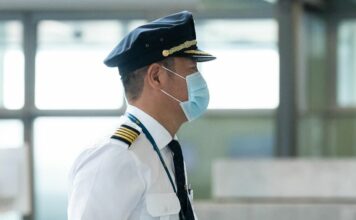 Dos CEO de grandes aerolíneas cuestionan la necesidad de las mascarillas en los aviones