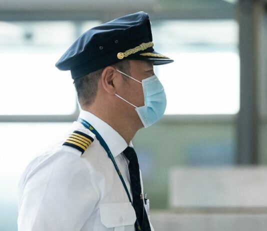 Dos CEO de grandes aerolíneas cuestionan la necesidad de las mascarillas en los aviones